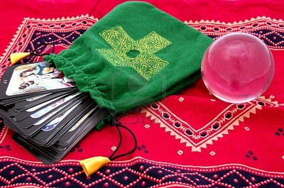 mesa con cartas y bola